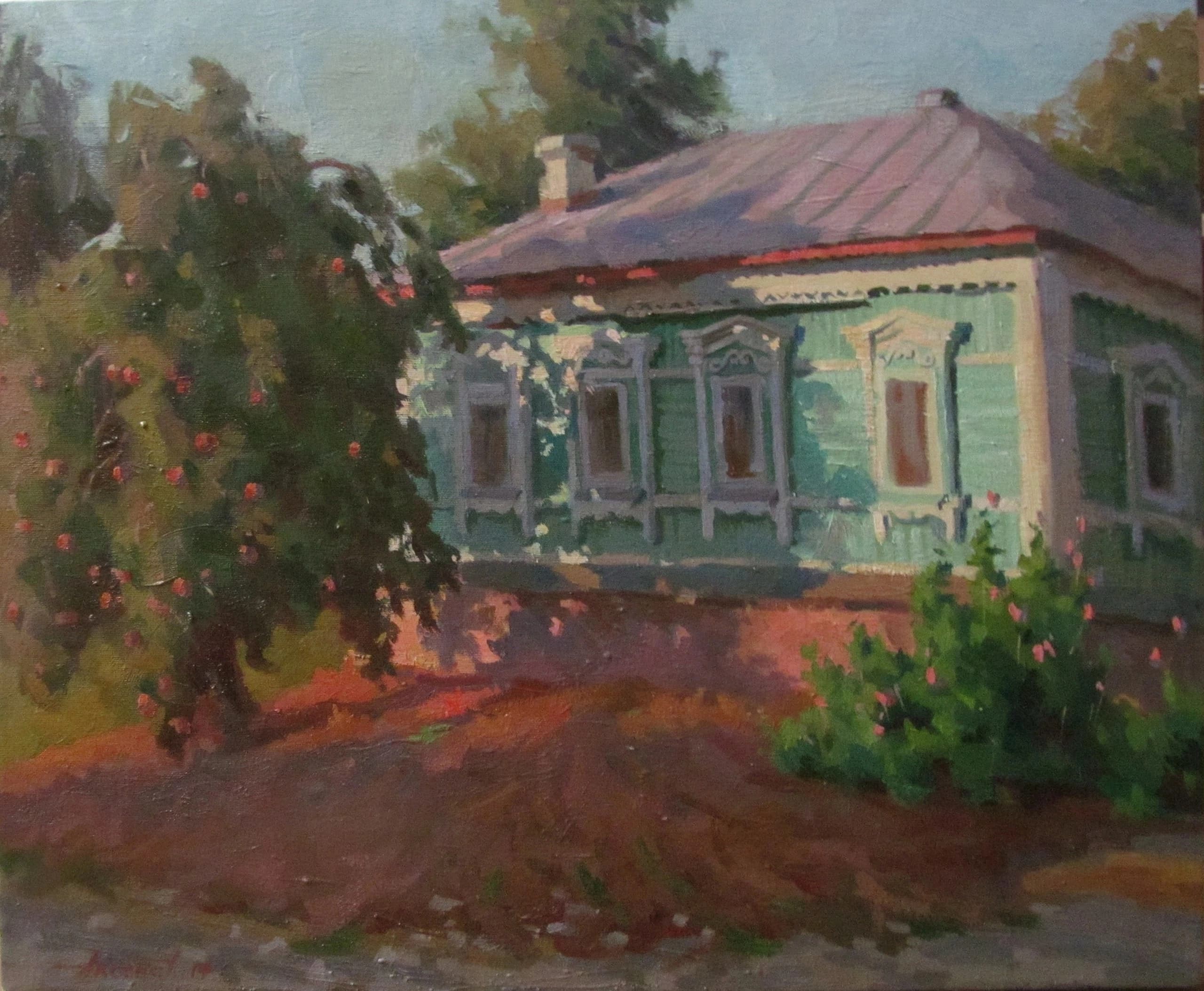 Вечерние тени на домике с резным и ставнями.